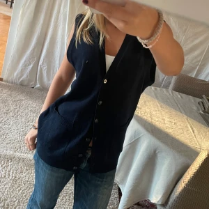 Stickad väst - Vringad, finstickad väst med knappar, vintage. 