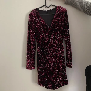 Paljettklänning  - Paljettklänning från Ginatricot, använd en gång. Dragkedja i ryggen, nypris 699kr 