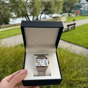 Seiko Santos mod - Seiko santos mod klocka med kristalglass på fram och baksidan utrustad med seikos kända nh35 rörelse. Klockan är aldrig använd. Låda följer med.