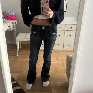 Ur snygga low waist jeans från hm (barn stolek men passar mig som bär 34/36 och är 164) stolek 170