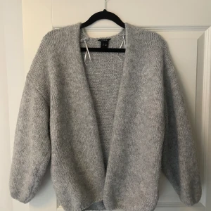 Populära koftan den lindex - En grå kofta den Lindex som är väldigt populär just nu säljer jag då den inte kommer till användning, använt den en gång