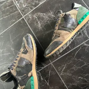 Säljer Valentino Rockrunners i storlek 42. Skorna är i använt skick, men mycket kvar att ge. Skönaste high end skorna jag ägt, men används för sällan så måste tyvärr säljas.  Inga originaltillbehör  🪖👟🍂