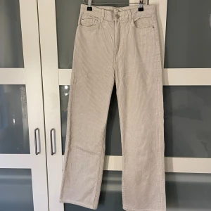 Vita Manchesterbyxor - Vita Manchesterbyxor från Lindex i fint skick! Vintagevibbar.  Slutar strax ovanför fötterna på mig som är 175.  