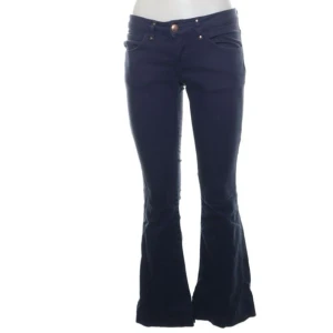 Mörkblå jeans - Superfina lågmidjade mörkblå jeans med hjärtformade bakfickor😍 Midjemått: 76cm