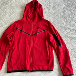 Nike tech set  - Röd Nike tech set, tröja och byxor. Skick 7/10 . Storlek L barn 147-158. 