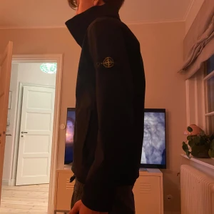 Stine island windbreaker!! - Den är jackan är perfekt för hösten med sin fodrade insida! Skicket är 10:10 inga defekter och köpt från NK i göteborg! Fraktar såklart men kan mötas runt kvarnholmen och sickla!