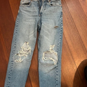 Zara håliga jeans - Snygga håliga jeans från zara, ordinaiepris 599. Sitter jättefint, men tyvärr för små för mig