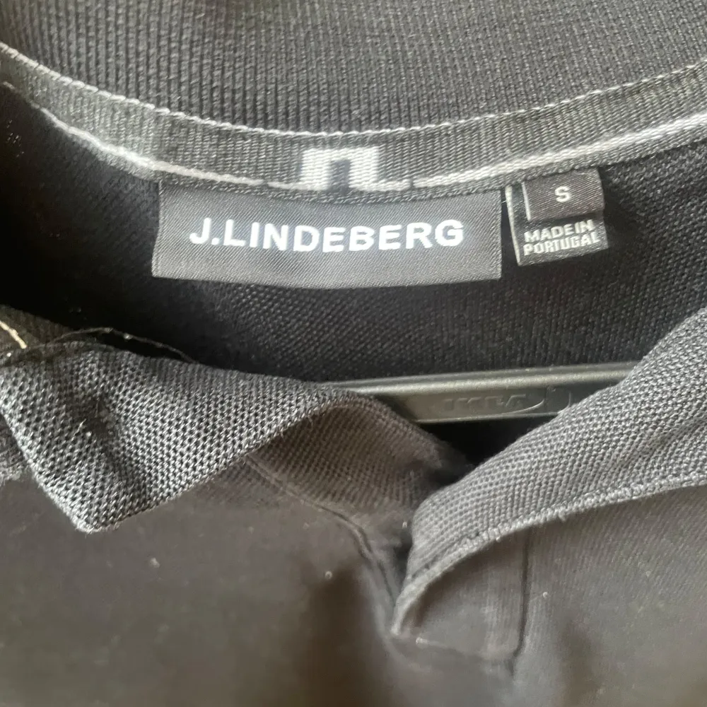 Svart J.lindeberg piké som använt 10-20 gånger. Inget tyder på använt dock. Ny för cirka 900kr och säljer pga tröttnat. Pris kan diskuteras!👌. T-shirts.