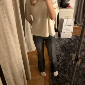 Lågmidjade jeans  - Grå/svarta lågmidjade bootcut jeans från bershka. Slitningar längst ner vid fötterna💗