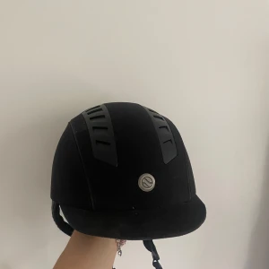 Ridhjälm  - Säljer denna ridhjälm back on track eq3 mips, köpt för 1800 ungefär har aldrig ramlat av med den så den är hel