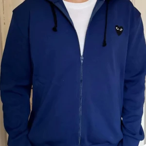 CDG Zip Up - Använt skick men inga större skador, Storlek L men passar M och nästan S också, modellen på bilden är 183 och väger 72kg, Priset kan diskuteras under snabbt köp. Har av över om ni undrar nåt!