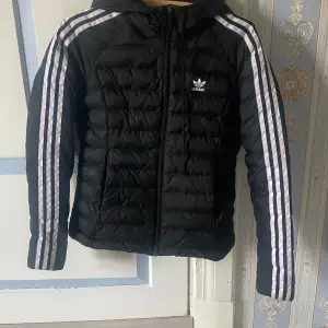 Fin adidasjacka i storlek 36/S. I fint skick det enda är ärmen som fått en brännskada men har sytt ihop det (se bild 3). Köpte den för 800kr, knappt använd. Perfekt till höst/vinter 🌸