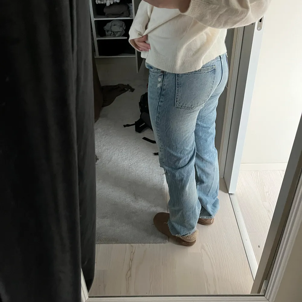 Säljer ett par ljusa jeans i bra skick med slitningar på knäna. De är raka och Midwaist. . Jeans & Byxor.