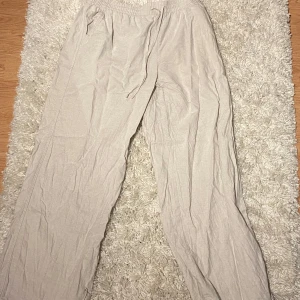 Beige linnebyxor - Dem hade för små fickor. Varsegod köp