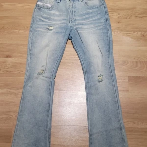 Ljusa jeans från Bracca - Säljer ett par ljusa jeans från Bracca i bra skick. De har en snygg slitning på framsidan och en klassisk femficksdesign. Perfekta för en avslappnad stil. Passar till både vardag och fest!