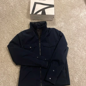 Field jacka  - Säljer nu min riktigt feta field jacka som bara legat i garderoben och ej kommit till användning. Skicket är 10/10, storleken är M. Modellen på sista bilden är 1,86. 