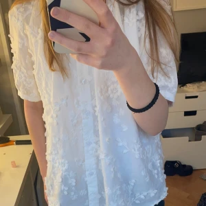 Broderad blus - Blus med broderade blommor, super gullig till sommaren aldrig använd från and other stories