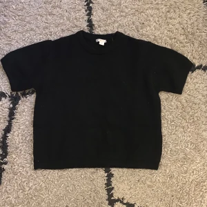 Svart stickad tröja - Säljer denna tröja som jag köpta på ginatricot men har aldrig använt, den är från gina young i storlek 170 men passar även Xs-M, nypris 200kr 💕