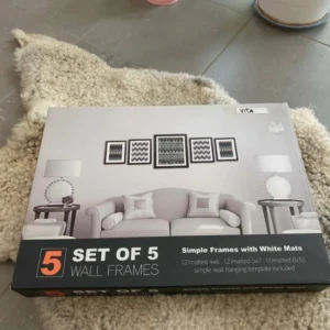 Set med 5 väggramar - Säljer ett set med 5 stilrena väggramar från VITA. Ramarna har vita passepartouter och inkluderar olika storlekar: två 4x6, två 5x7 och en 8x10. Perfekt för att skapa en snygg tavelvägg i vardagsrummet eller sovrummet. Enkel att hänga upp med medföljande mall. Passar både modern och klassisk inredning.