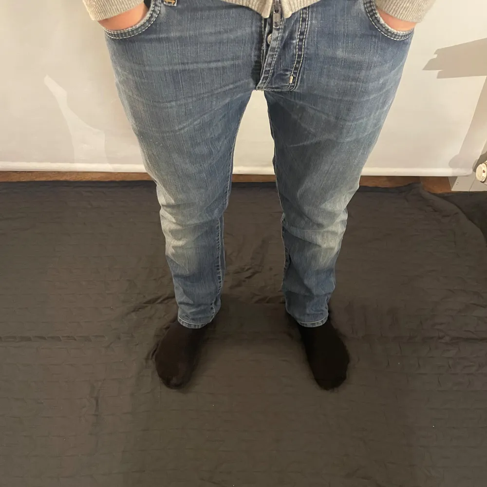 Säljer ett par snygga blå jeans från Jacob Cohen||Skicket:9/10||Nypris:ca 5000||Mitt pris:1399 men kan diskuteras vid snabba affärer||Size:32 men passar 30||Modellen är 185 cm||Hör av er vid frågor!👑. Jeans & Byxor.