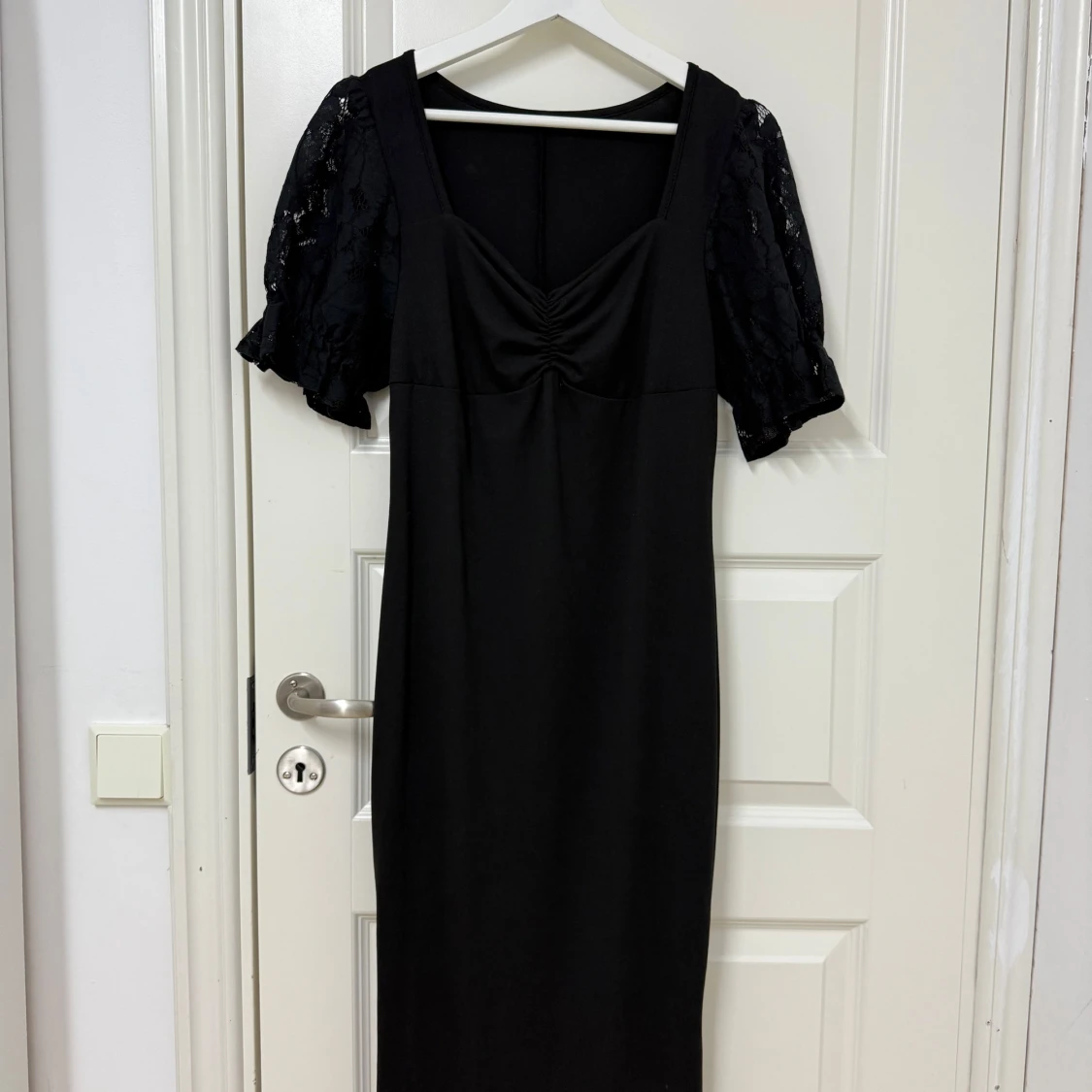 Svart klänning med spetsärmar