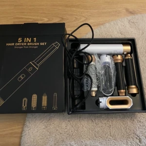 Värmebosrte  - 5-i-1 hårfönborstset med flera tillbehör för styling. Innehåller olika borsthuvuden och munstycken för att skapa olika frisyrer. Perfekt för att torka och styla håret samtidigt.