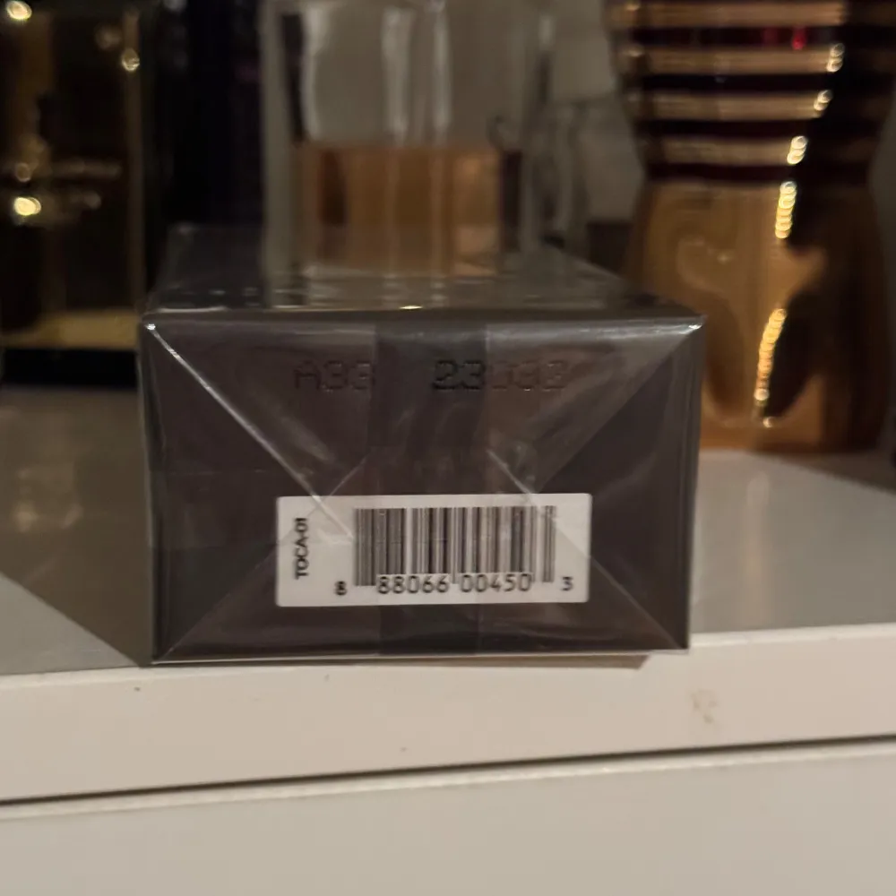 Säljer en Tom Ford Tobacco Vanille Eau de Parfum 100 ml kommer i orginal förpackningen samnt har notino lådan från köpet parfymen är oöppnad. Parfym.