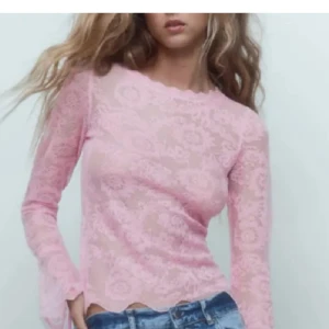 Rosa spetsblus Zara - Säljer en superfin rosa spetsblus med långärmad design. Perfekt för både vardag och fest! Blusen har ett vackert mönster och är i ett lätt och luftigt material. Passar perfekt till jeans eller kjol för en söt och stilren look.