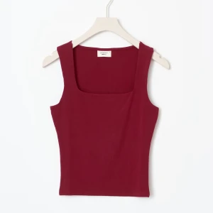 Slutsålt vinrött linne - Rött linne från gina tricot som är slutsålt, aldrig använd♥️fråga om bilder och lägg gärna prisförslag!