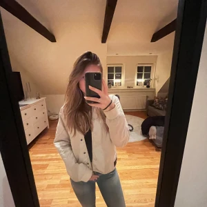 Vit jacka - Säljer en snygg cremefärgad jacka i bra skick. Quiltad vilket är väldigt snyggt till mycket. Små defekter som går bort i tvätten. Passar en xs-m