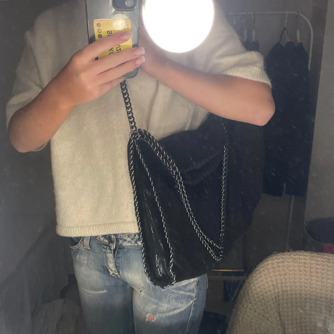 Svart axelväska med kedjedetaljer - 91