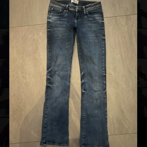 Ltb valerie jeans - Snygga och stilrena jeans från ltb! Väldigt najs och populära, storlek w28, L32 men passar mig som oftast har 34-36 i ltb jeans!!!