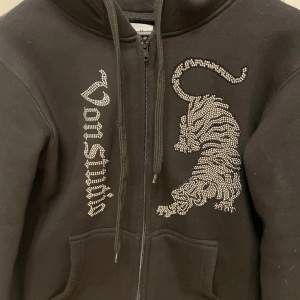 Säljer denna populära hoodie i svart från Vonstudio. Nästan aldrig använd. Nypris 699kr!