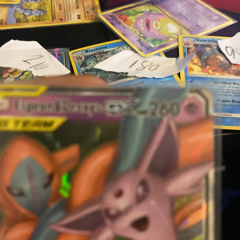 Säljer ett Espeon & Deoxys GX TAG TEAM Pokémon. Kortet har en glänsande yta. Det är en del av serien 72/236. Perfekt för samlare eller spelare som vill förstärka sin kortlek. ny pris 250-400. Övrigt.