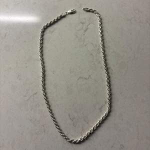 Snyggt cordell halsband i äkta silver, Sterling 925. Riktigt bra skick då den knappt är använd. Nypris ca 1500, mitt pris 900!