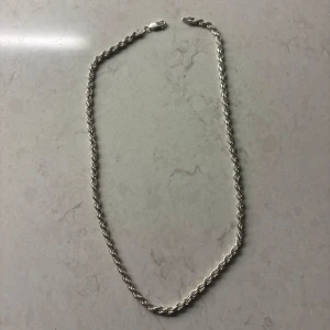 Cordell Halsband i Äkta silver - Snyggt cordell halsband i äkta silver, Sterling 925. Riktigt bra skick då den knappt är använd. Nypris ca 1500, mitt pris 900!