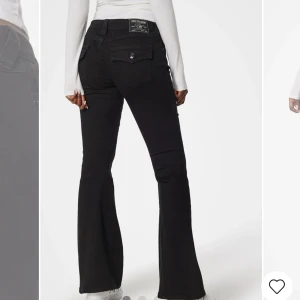Nya True Religion Jeans - Svarta true religion jeans i modellen joey low rise flare. Helt nya med lapparna kvar. Storlek w26