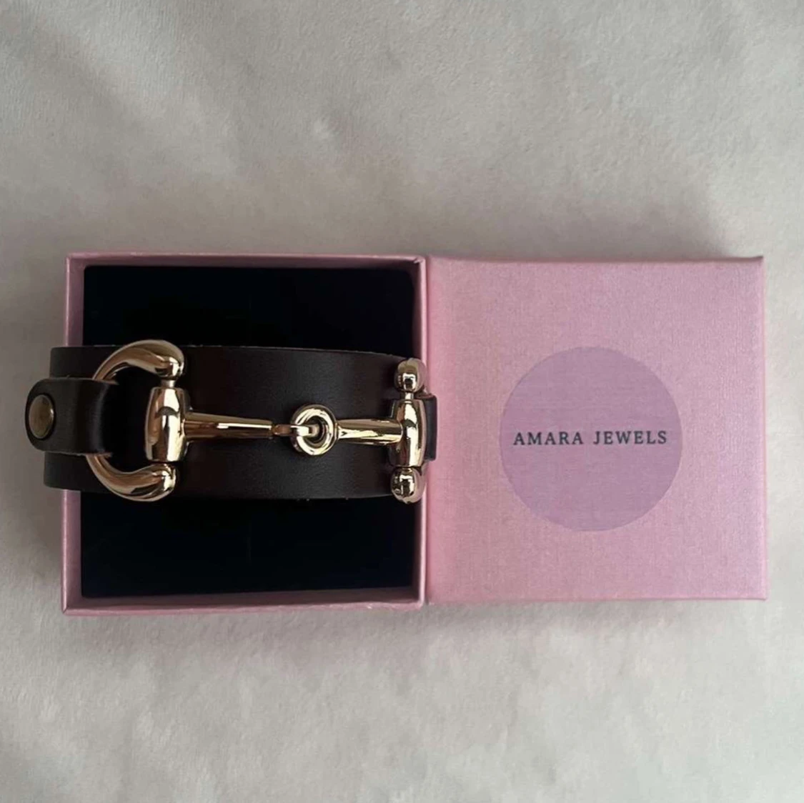 Armband i läder med gulddetaljer