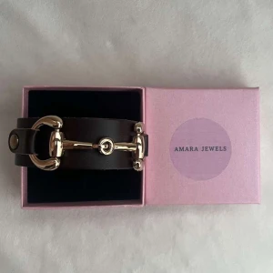 Armband i läder med gulddetaljer - Snyggt läderarmband med guld detaljer i jättebra kvalité💕✨🥰