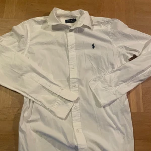 Vit och ljusblå skjorta från Polo Ralph Lauren - Säljer två snygga skjortor från Polo Ralph Lauren. Den ena är vit och den andra ljusblå, båda är i bra skick ca 8-10 kan frakta samma dag eller dagen efter 🚚du antingen köpa båda här eller köpa dom för sig på min vanliga annons. Skriv till mig om du har några funderingar⭐️