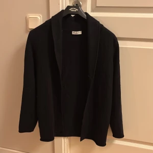 Svart kofta från Selected Homme - Säljer en stilren svart kofta från Selected Homme i storlek S. Perfekt för höst och vinter med sin mjuka och bekväma passform. Koftan är långärmad och i bra skick men lite nopprig på just en del bild 3 går att ta bort, idealisk för både vardag och fest. Passar perfekt över en skjorta eller t-shirt för en avslappnad look. Pris kan förhandlas.