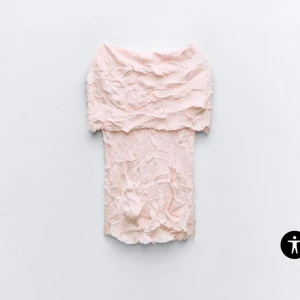 Ljusrosa off-shoulder topp - Säljer en superfin ljusrosa off-shoulder topp. Materialet känns mjukt och bekvämt mot huden. Använd en gång💕