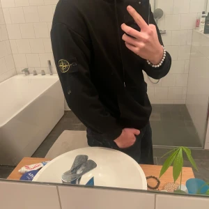 Svart hoodie från Stone Island - Säljer en svart hoodie från Stone Island i jätte bra skick! Endast använd en fåtal gånger och är i storlek M. Digitalt kvitto från NK finns.