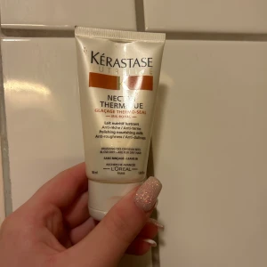 Kerastase Leave in -  Kérastase Nutritive Nectar Thermique, en närande hårkräm för att skydda och mjukgöra håret. Perfekt för att motverka friss och ge glans. Innehåller 50 ml och är idealisk för torrt hår.Endast testad 1-2 ggr perfekt julklapp 