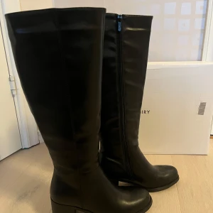 Svarta stövlar  - As snygga stövlar från Jenny Fairy, som tyvärr aldrig kommit till användning . De har en dragkedja på sidan för enkel på- och avtagning. Perfekta för höst och vinter med sin stilrena design och bekväma passform. Strlk 38