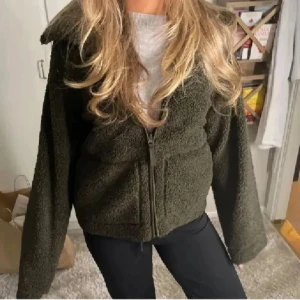 Teddy jacka  - Säljer denna jätte fina mörkgröna Teddy jackan från H&M har den i storleken l kom privat för frågor och fler bilder den sitter som s/m 