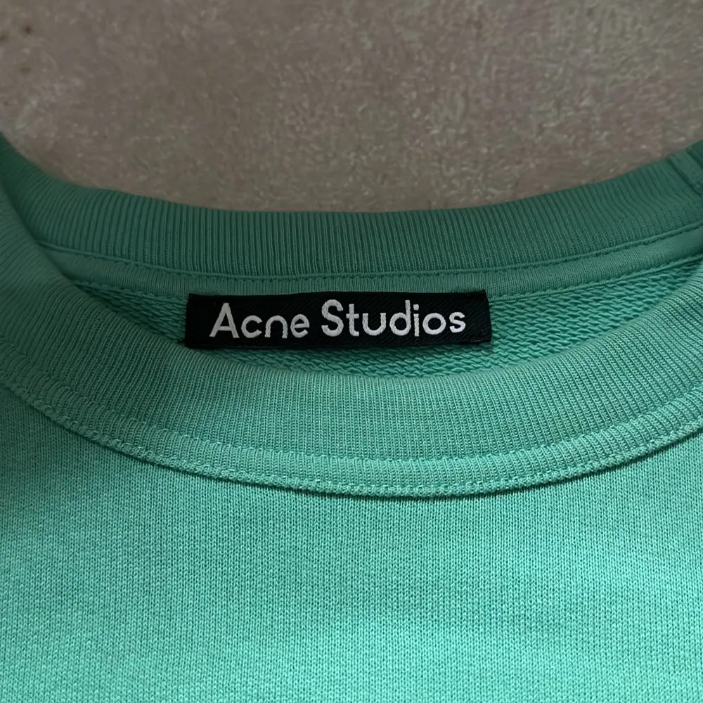 Säljer en snygg grön sweatshirt från Acne Studios i väldigt bra skick. Den har en enkel design med en liten logga framtill. Perfekt för en avslappnad stil och passar till alla årstider. Skön och stilren, ett måste i garderoben! Nypris omkring 3000 mitt pris 399. Tröjor & Koftor.