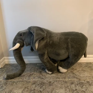 Gosedjur  - Stort Elefant Gosedjur som har stel kropp  (stål på insidan) den kan endast stå upp ✨