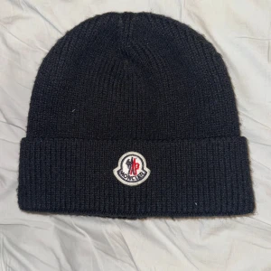 Mössa - Säljer denna moncler mössa som är ett perfekt val nu inför vintern då den passar med alla outfits. Vid frågor hör av er✅👍🏽