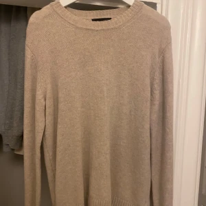 Beige stickad tröja  - Säljer en stilren beige stickad tröja från Paul & friends i storlek S men passar M|Perfekt för höst och vinter med sin mjuka och varma känsla | Passar både till vardags och lite finare tillfälle| tveka inte på att höra av er vid funderingar eller intsresse